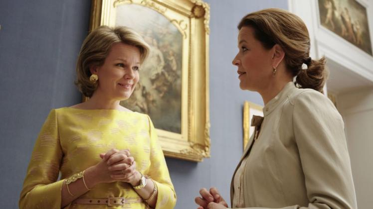 Königin Mathilde (links) führt Filmautorin Julia Melchior persönlich durch den Königlichen Palast von Brüssel. Foto: ZDF/Johannes Imdahl