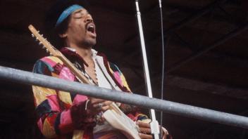 Das Jaulen von Geschossen, Gewehrfeuer, das Detonieren von Bomben – mit seiner E-Gitarre demontiert Jimi Hendrix die amerikanische Nationalhymne und schafft damit einen der großen musikalischen Momente in Woodstock. Das Bild entstand allerdings ein Jahr später beim Pop-Festival auf der Ostsee-Insel Fehmarn im September 1970. Es war der letzte Festival-Auftritt von Jimi Hendrix, der kurz darauf mit nur 27 Jahren in London starb. Foto: Dieter Klar/dpa