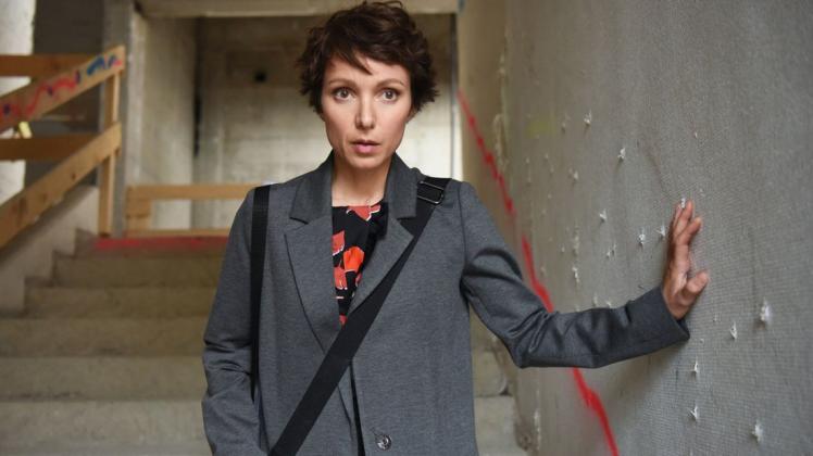 Auf der Baustelle kann sich Architektin Marie (Julia Koschitz) nur noch unsicher bewegen. Foto: ZDF/Petro Domenigg Auf der Baustelle kann sich Architektin Marie (Julia Koschitz) nur noch unsicher bewegen. Foto: ZDF/Petro Domenigg