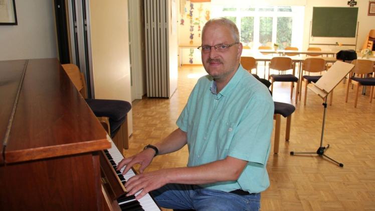 Kantor Martin Stindt an seinem Lieblingsinstrument, dem Klavier. Foto: Christa Bechtel