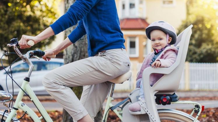 Der Kindersitz ist eine der günstigsten Varianten, ein Kind auf dem Fahrrad mitzunehmen. Foto: imago images/Westend61