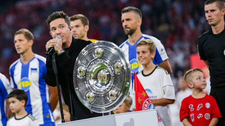 Nico Santos sang die deutsche Nationalhymne zum Bundesliga-Auftakt. Foto: imago images / Eibner