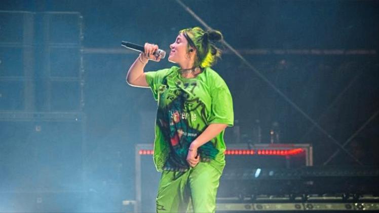 Die US-amerikanische Sängerin Billie Eilish tanzt singend auf der Bühne beim Musik- und Kunst-Festival „MS Dockville“. 