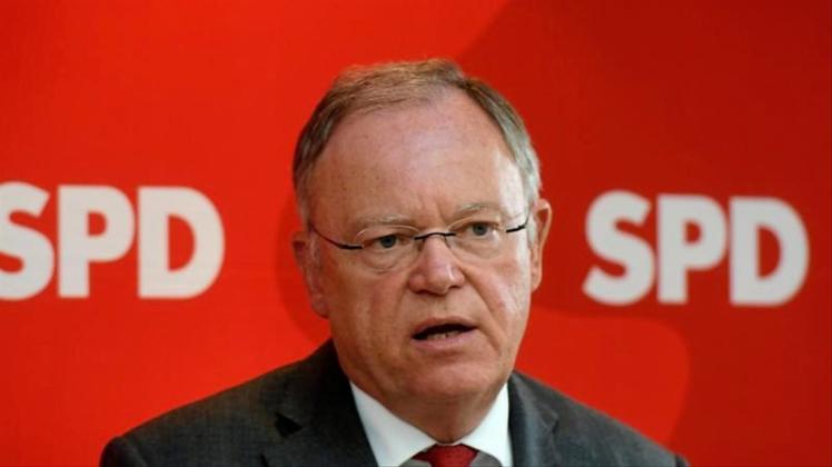Niedersachsens Ministerpräsident Stephan Weil tritt bislang nicht an, aber kritisiert das Auswahlverfahren um den SPD-Vorsitz. 