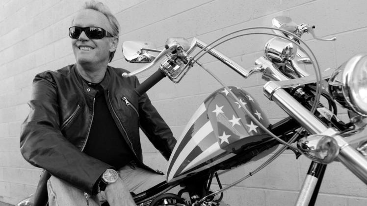 US-Schauspieler Peter Fonda auf einer Harley-Davidson. Der amerikanische Schauspieler, der durch den Kult-Film "Easy Rider" berühmt wurde, ist tot. Foto: Chris Pizzello/AP/dpa