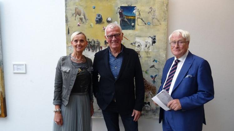 Eröffnung der Ausstellung "Giraffenartig" des Malers Bernd Steinkamp, am 16. August 2019 im Foyer des Wallenhorster Rathauses. Die Personen von links: Margret Terglane (Kulturbeauftragte der Gemeinde Wallenhorst), Bernd Steinkamp (Maler), Alfred Lindner (stellvertretender Bürgermeister Wallenhorsts). Foto: Michael C. Goran Eröffnung der Ausstellung "Giraffenartig" des Malers Bernd Steinkamp, am 16. August 2019 im Foyer des Wallenhorster Rathauses. Die Personen von links: Margret Terglane (Kulturbeauftragte der Gemeinde Wallenhorst), Bernd Steinkamp (Maler), Alfred Lindner (stellvertretender Bürgermeister Wallenhorsts). Foto: Michael C. Goran