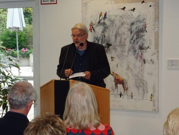 Schriftsteller Alfred Cordes spricht über die Kunst des Malers Bernd Steinkamp. Eröffnung der Ausstellung "Giraffenartig" des Malers Bernd Steinkamp, am 16. August 2019 im Foyer des Wallenhorster Rathauses. Foto: Michael C. Goran Schriftsteller Alfred Cordes spricht über die Kunst des Malers Bernd Steinkamp. Eröffnung der Ausstellung "Giraffenartig" des Malers Bernd Steinkamp, am 16. August 2019 im Foyer des Wallenhorster Rathauses. Foto: Michael C. Goran