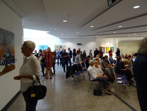 Zahlreiche Besucher auf der Eröffnung der Ausstellung "Giraffenartig" des Malers Bernd Steinkamp, am 16. August 2019 im Foyer des Wallenhorster Rathauses. Foto: Michael C. Goran