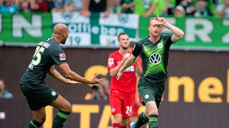 Der Wolfsburger Maximilian Arnold (r) feiert seinen Treffer zum 1:0 mit Mitspieler John Brooks. 