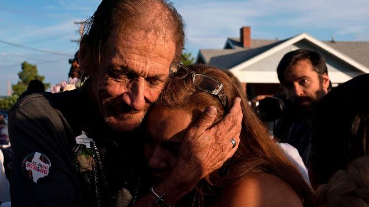 Antonio Basco umarmt eine Teilnehmerin des Trauergottesdientes für seine in El Paso ermordeten Ehefrau Margie Reckard. Foto: AFP/PAUL RATJE