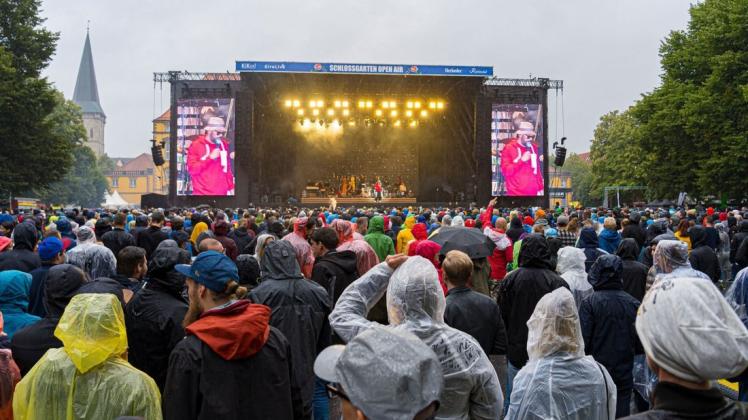 Ein Highlight am zweiten Festival-Tag trotz Regen: Der Hamburger Rapper Samy Deluxe mit großem „Unplugged“-Aufgebot. Foto: André Havergo