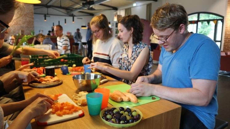 Fleißig am Kochen waren die Teilnehmer der "Schnippeldisko", die von Supermärkten bereits aussortiertes Gemüse und Obst für leckere Gerichte geschenkt bekommen haben. Foto: Viktoria Koenigs