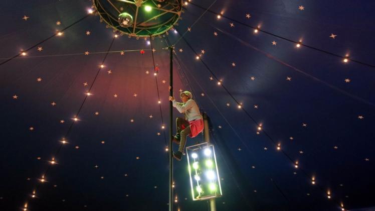 Beim Drachenfestival in Lemwerder gehen nicht nur Drachen in die Luft. Foto: Bettina Dogs-Prößler