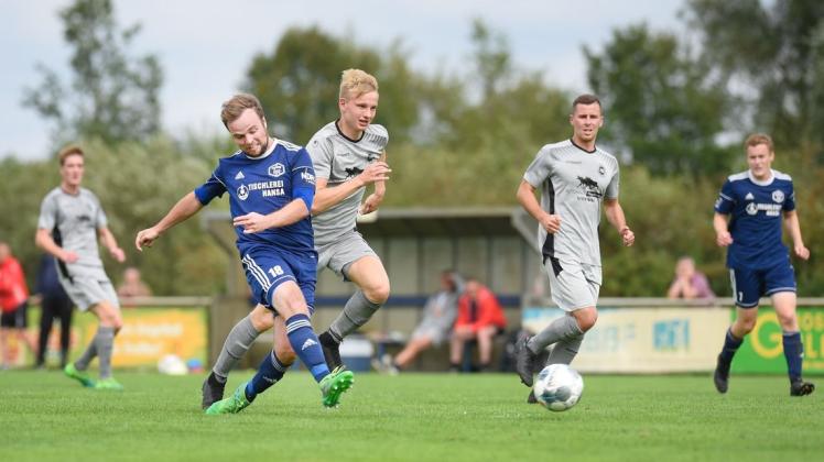 Auf dem Weg zur Entscheidung: SVP-Stürmer Georg Schumski lässt Bjarne Böhm vom FC Förderkader René Schneider stehen, zieht scharf mit rechts ab und trifft zum 1:0-Sieg für den SV Pastow. Auf dem Weg zur Entscheidung: SVP-Stürmer Georg Schumski lässt Bjarne Böhm vom FC Förderkader René Schneider stehen, zieht scharf mit rechts ab und trifft zum 1:0-Sieg für den SV Pastow.