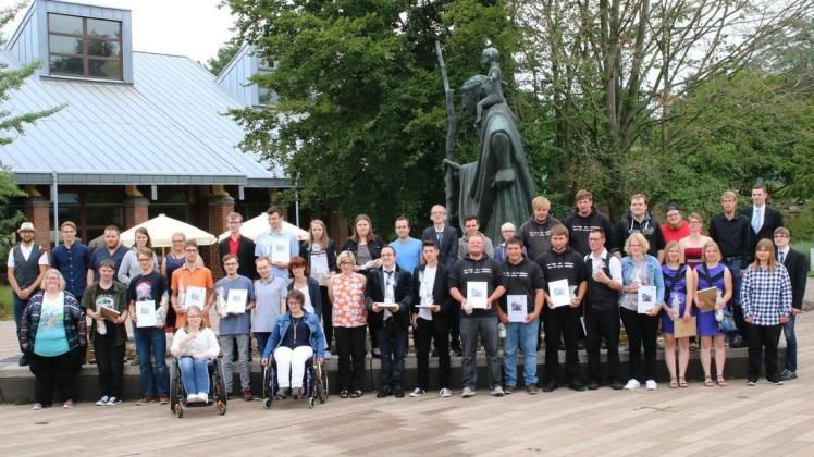 70 junge Menschen haben 2019 beim Berufsbildungswerk in Lingen ihren Abschluss gemacht. Foto: Christophorus-Werk Lingen