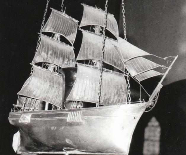 Empört waren die Gläubigen, als in der Nacht zum 17. Januar 1980 das „Ewige Licht“ in Schiffsform gestohlen und vermutlich eingeschmolzen wurde. Die „Silberbrigg“ war 1911 ein Geschenk von Papenburger Seeleuten zur Einweihung der Kirche gewesen. Zum größten Teil sind es wieder Schiffer gewesen, die einen Neubau finanzierten. Foto: Archiv/Hermann-Josef Döbber Empört waren die Gläubigen, als in der Nacht zum 17. Januar 1980 das „Ewige Licht“ in Schiffsform gestohlen und vermutlich eingeschmolzen wurde. Die „Silberbrigg“ war 1911 ein Geschenk von Papenburger Seeleuten zur Einweihung der Kirche gewesen. Zum größten Teil sind es wieder Schiffer gewesen, die einen Neubau finanzierten. Foto: Archiv/Hermann-Josef Döbber