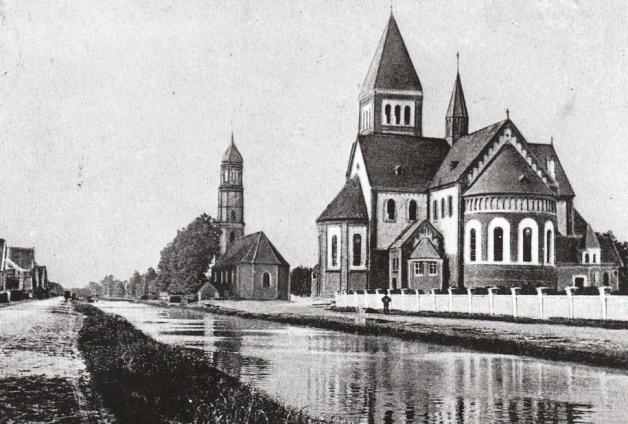 Das kleinere Gotteshaus ist am 24. November 1784 eingeweiht und 1848 bis 1850 um einen Turm ergänzt worden. Das Kirchenschiff wurde nach der am 12. September 1911 vorgenommenen Einweihung der neuen Kirche abgebrochen. Der Turm blieb stehen. Foto: Archiv/Hermann-Josef Döbber Das kleinere Gotteshaus ist am 24. November 1784 eingeweiht und 1848 bis 1850 um einen Turm ergänzt worden. Das Kirchenschiff wurde nach der am 12. September 1911 vorgenommenen Einweihung der neuen Kirche abgebrochen. Der Turm blieb stehen. Foto: Archiv/Hermann-Josef Döbber