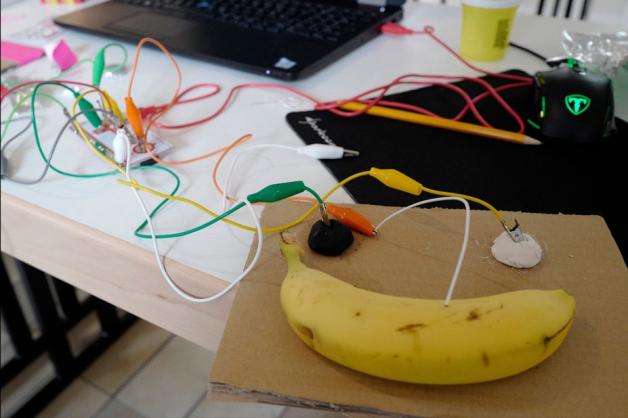 Schließt die Banane einen Stromkreis, lässt auch sie sich als Steuerung für ein Computerspiel nutzen. Foto: Kerstin Hehmann