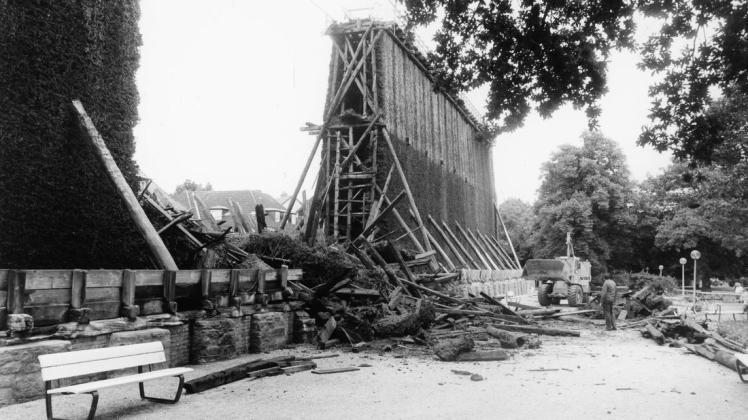 Im Juli 1989 war ein 25 Meter langes Teilstück des Alten Gradierwerks eingestürzt, was letztlich zur Gründung des "Fördervereins zum Erhalt der Bad Rothenfelder Gradierwerke" geführt hat. Archiv-Foto: Adolf Rahe