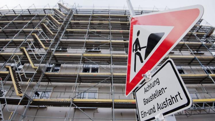Dauerthema Wohnungsbau: Ein Baugerüst steht an einem Neubau in der Region Hannover. Foto: Julian Stratenschulte/dpa