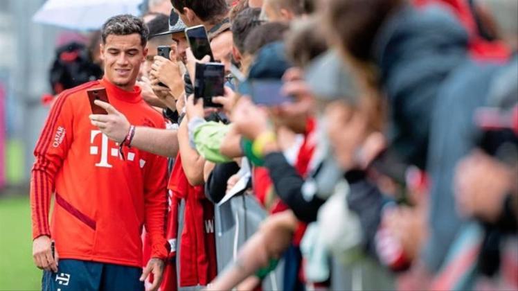 Selfie mit den Bayern-Fans: Neuzugang Philippe Coutinho. 