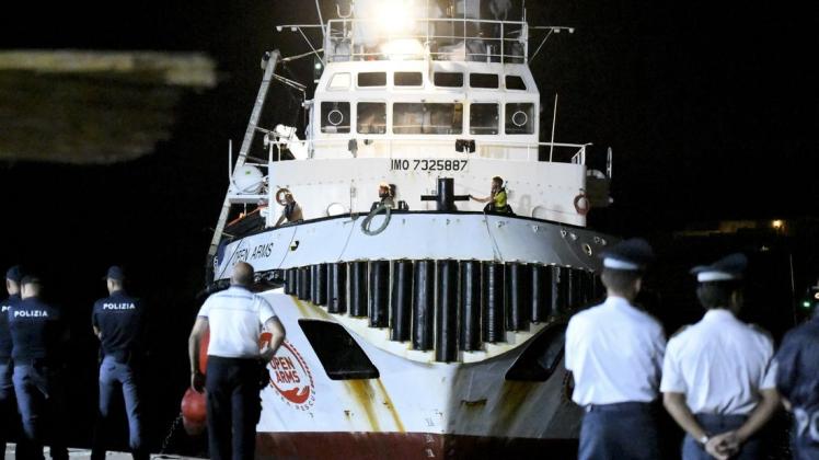 Das Rettungsschiff "Open Arms" kommt auf der italienischen Insel Lampedusa an. Foto: dpa/Salvatore Cavalli