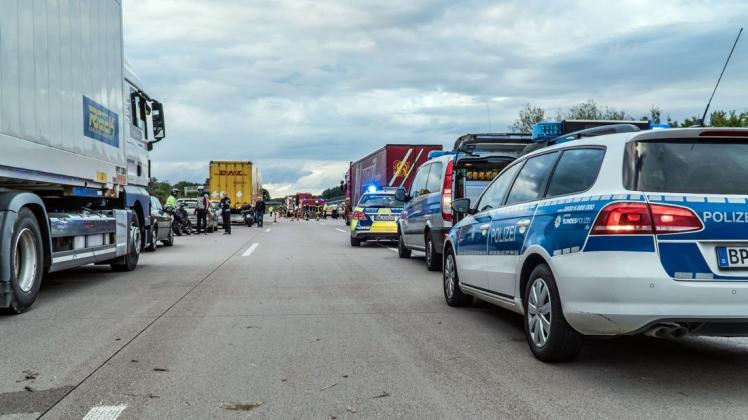 Polizeifahrzeuge stehen am 12.07.2017 auf der Autobahn 5 bei Achern (Baden-Württemberg) vor einer Unfallstelle. Nach einem tödlichen Unfall kam es dort zu massiven Pöbeleien gegen Rettungskräfte.  Foto: Benedikt Spether/dpa