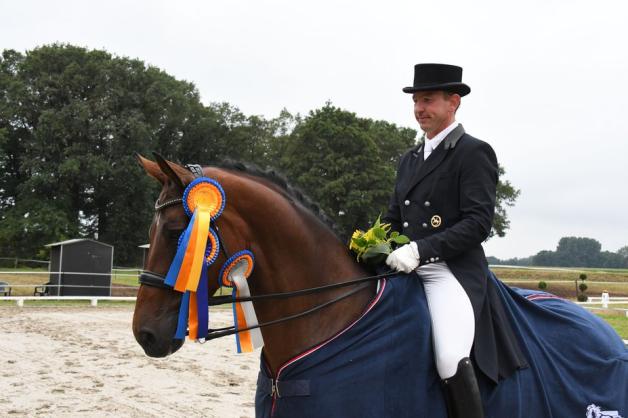 Hermann Burger aus Menslage erschien zur Siegerehrung des St.-Georg-Spezial für Nachwuchspferde Klasse S* mit Schleifen für den ersten Platz auf Boney, den zweiten Platz auf Lighting C und den vierten Platz auf Top Secret. Foto: Siegfried Wistuba Hermann Burger aus Menslage erschien zur Siegerehrung des St.-Georg-Spezial für Nachwuchspferde Klasse S* mit Schleifen für den ersten Platz auf Boney, den zweiten Platz auf Lighting C und den vierten Platz auf Top Secret. Foto: Siegfried Wistuba