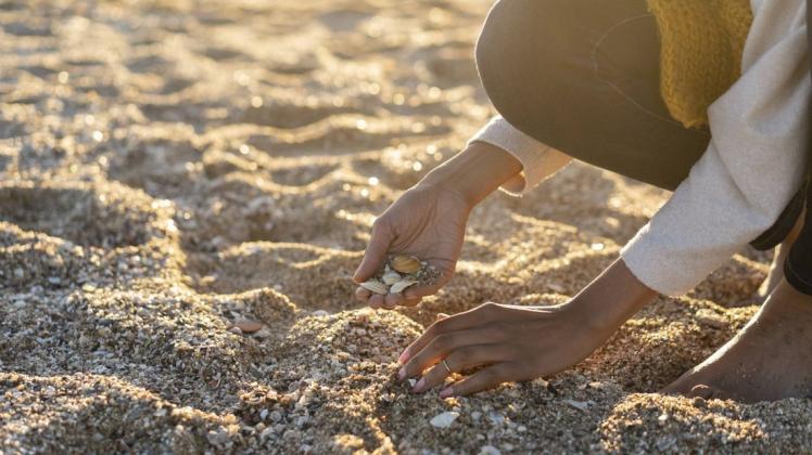 Sand und Muscheln müssen in Sardinien am Strand bleiben, sonst drohen Strafen. Symbolfoto: imago images / Westend61