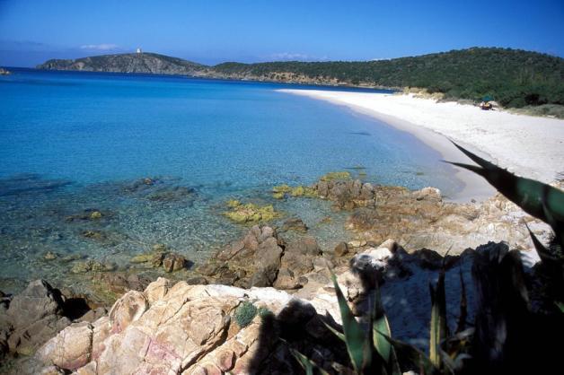 Am Chia-Strand auf Sardinien gibt es schönen weißen Sand. Einige Touristen können ihn nicht dort lassen. Foto: imago images/imagebroker/giovannini Am Chia-Strand auf Sardinien gibt es schönen weißen Sand. Einige Touristen können ihn nicht dort lassen. Foto: imago images/imagebroker/giovannini