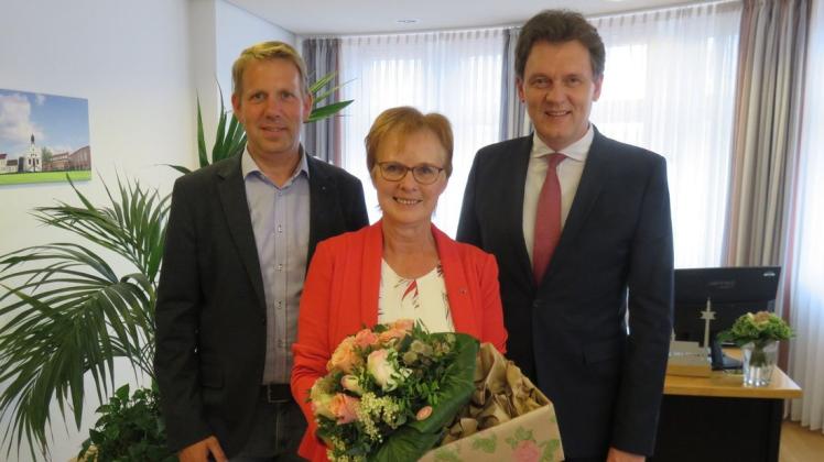 Gratulierten Agnes Witschen zur Auszeichnung mit dem Verdienstkreuz 1. Klasse des Niedersächsischen Verdienstordens: Ortsbürgermeister Dieter Krieger und Oberbürgermeister Dieter Krone (von links). 