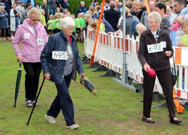 Auch mit 82 Jahren kann man am Merzener Kirmeslauf teilnehmen. Diese drei Damen haben ihre Chance wahrgenommen und beim gemeinschaftlichen Treiben mitgemacht. Foto: Martin Heimbrock
