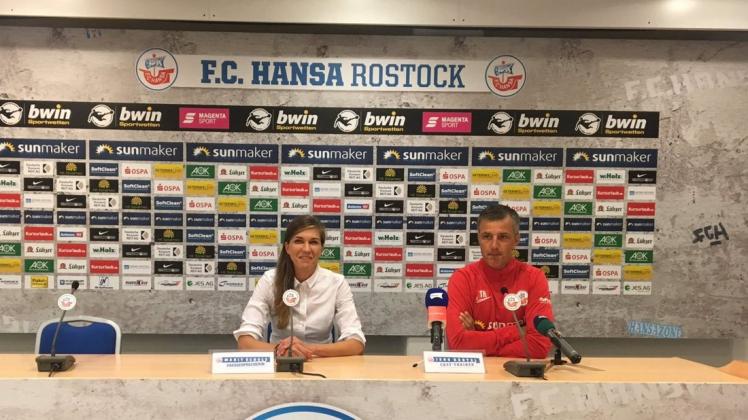 Auf der Pressekonferenz verneint Hansa-Trainer Jens Härtel Neuzugänge vor dem Spiel gegen Ingolstadt. 