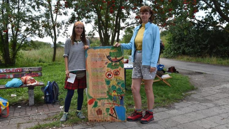 Noch bis Sonntag demonstrieren Juliane Bäthke vom Nabu und Gabriele Schmidt von der Kleingartenanlage am Pütterweg gegen die Bebauung des Groten Pohls.