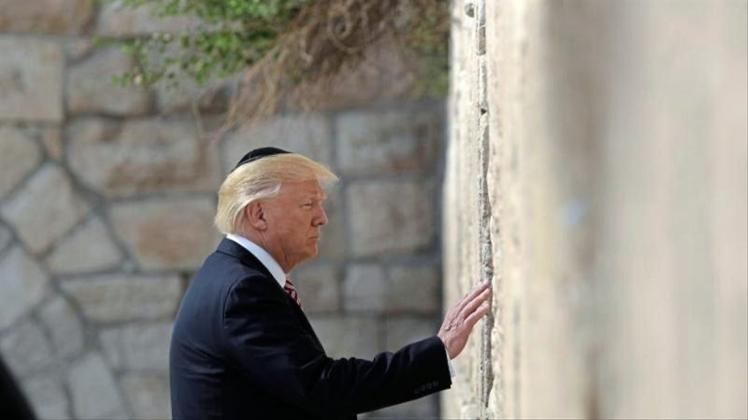 Donald Trump steht am 22.05.2017 vor der Klagemauer in Jerusalem. Trump ist der erste US-Präsident, der das höchste jüdische Heiligtum während seiner Amtszeit besucht hat. 