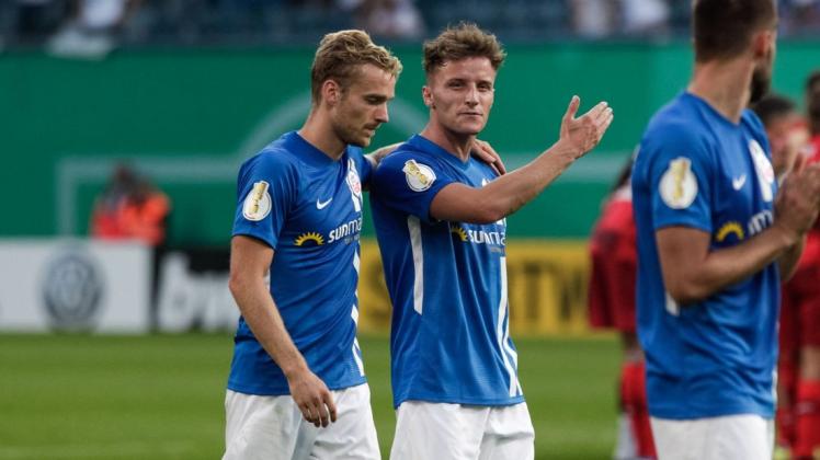 Mirnes Pepic (M., mit Nils Butzen und Pascal Breier) wird gegen Ingolstadt voraussichtlich in die Mannschaft zurückkehren. Foto: Andy Bünning