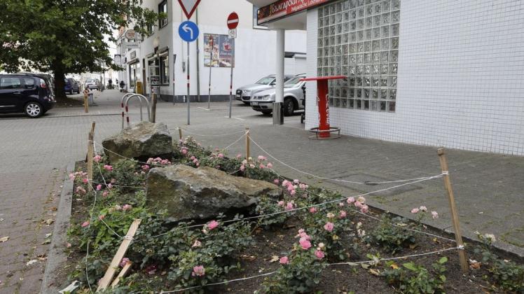 Hier liebevoll geschützte Blumenbeete, dort Müll- und Rattenprobleme: Die Situation im Dreieck Buersche Straße, Venloer Straße und Schinkelstraße ist komplex. Foto: Gert Westdörp