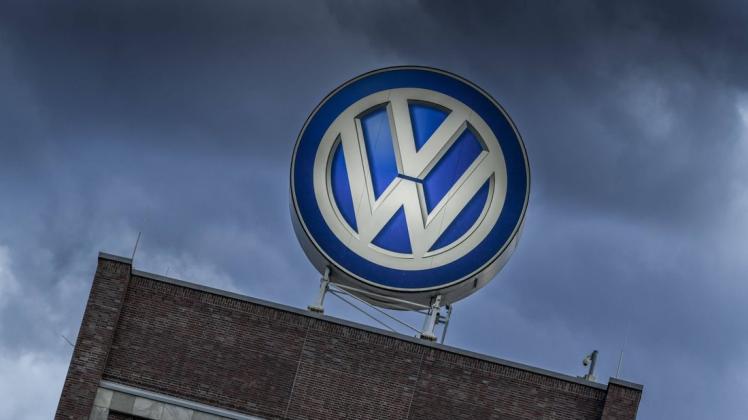 Die dunklen Wolken über der VW-Unternehmenszentrale, die nach der Dieselaffäre aufgezogen sind, sollen mit einem neuen Logo vertrieben werden. Foto: imago images / Schöning