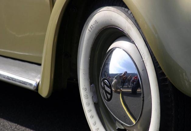 Auf dieser spiegelnde Felge eines VW-Käfers ist das frühere VW-Logo zu erkennen, das dem neuen vermutlich sehr ähnelt. Foto: imago images/Verena Scholze Auf dieser spiegelnde Felge eines VW-Käfers ist das frühere VW-Logo zu erkennen, das dem neuen vermutlich sehr ähnelt. Foto: imago images/Verena Scholze
