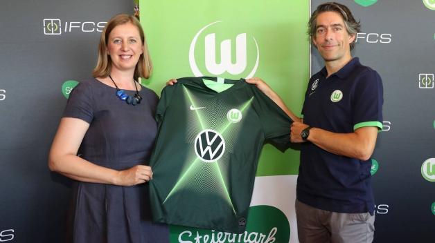Bereits im Trainingslager des VfL Wolfsburg wurde vermutlich das neue VW-Logo gezeigt. Foto: imago images / regios24 Bereits im Trainingslager des VfL Wolfsburg wurde vermutlich das neue VW-Logo gezeigt. Foto: imago images / regios24