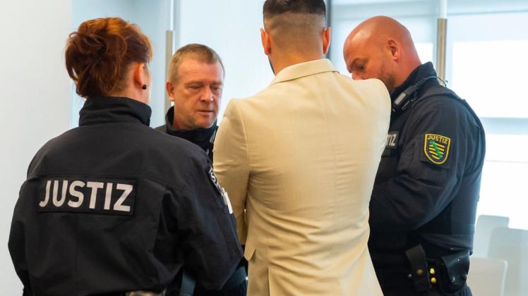 Tödliche Messerattacke: Zu neuneinhalb Jahren verurteilt das Landgericht Chemnitz, das aus Sicherheitsgründen in Dresden tagte, den 24-jährigen Angeklagten Alaa S. Foto: Matthias Rietschel/dpa