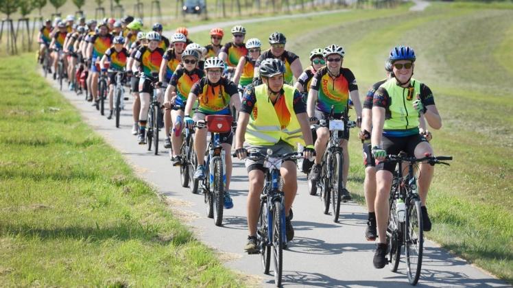 Fahrradtour für den guten Zweck: Die rund 50 Fahrer sind am Donnerstag in Rostock angekommen, hier auf dem Weg nach Rostock bei Klein Schwaß.
