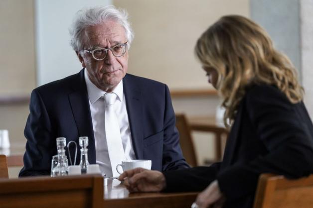 Die Ermittlungen führen Vera Lanz (Katharina Böhm, r.) ins Gerichtsmilieu: Ist Richter Dietmar Zeltinger (Gerd Anthoff, l.) in einen Korruptionsskandal verwickelt?
Foto: ZDF/Michael Marhoffer Die Ermittlungen führen Vera Lanz (Katharina Böhm, r.) ins Gerichtsmilieu: Ist Richter Dietmar Zeltinger (Gerd Anthoff, l.) in einen Korruptionsskandal verwickelt?
Foto: ZDF/Michael Marhoffer