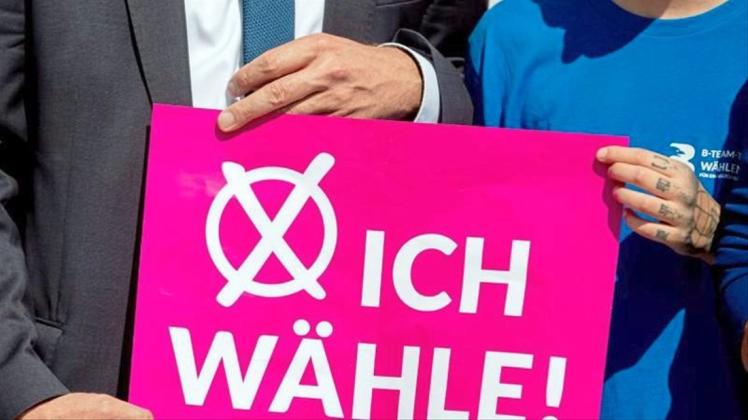 „Ich-wähle&quot; steht auf einem Plakat bei der Verabschiedung der diesjährigen „B-Team-Tour&quot; am Fortunaportal des Landtages von Brandenburg. 