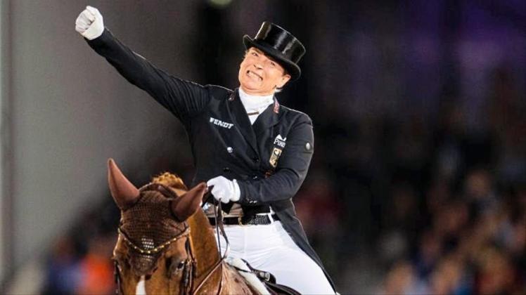 Isabell Werth feiert ihren EM-Titel mit Pferd Bella Rose. 
