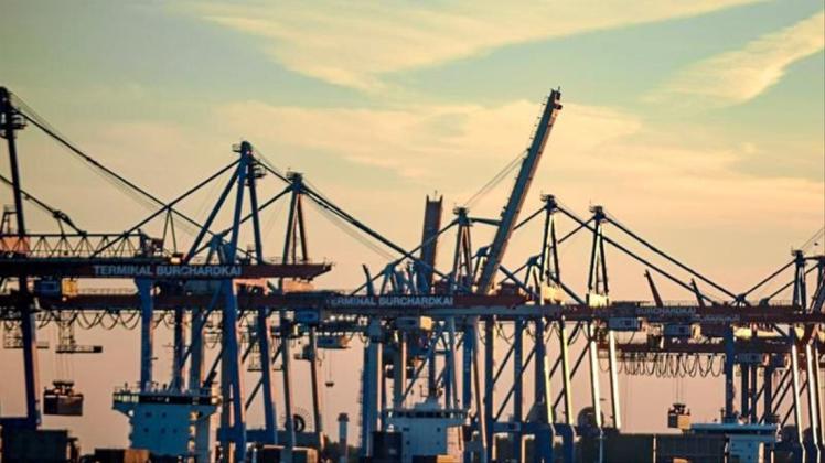 Containerschiffe werden im Hafen bei untergehender Sonne abgefertigt. Deutschland ist laut einer Untersuchung des bayerischen Unternehmerverbands vbw eines der Länder mit den besten Bedingungen für Industrieunternehmen weltweit. 