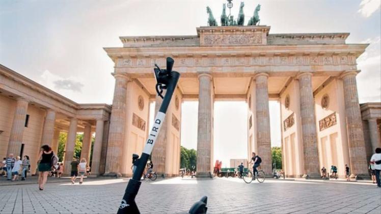 Ein E-Tretroller des Anbieters Bird steht vor dem Brandenburger Tor. Die US-Firma, die bereits in 140 Städten weltweit aktiv ist, startet an diesem Montag in Berlin, Hamburg, Köln, Frankfurt und München mit zunächst jeweils 100 Scootern. 