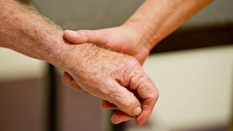 Beständigkeit und eine helfende Hand: Das ist genau das, was das kleine Pflegeheim in Eckernförde seinen Bewohnern bietet. Foto: dpa/Daniel Karmann