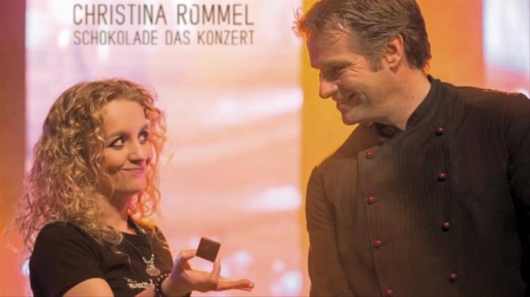 Sängerin Christina Rommel steht bei ihren Schokoladen-Konzerten mit einem Chocolatier auf der Bühne, der live verschiedenste Kreationen für das Publikum herstellt. 