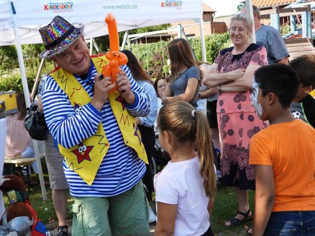 Immer wieder lustig: Clown Otty mit seinen Luftballontieren. Foto: Anke Schneider
					
